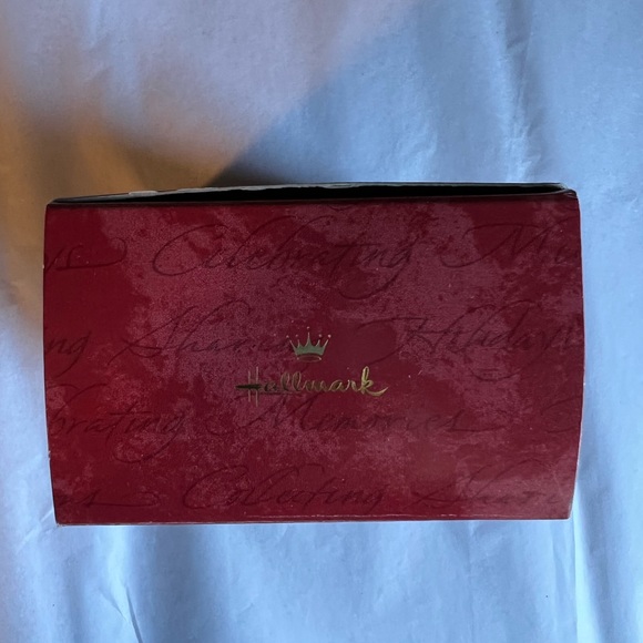 Hallmark Keepsake Ornament Presents from Pooh - Picture 7 of 10